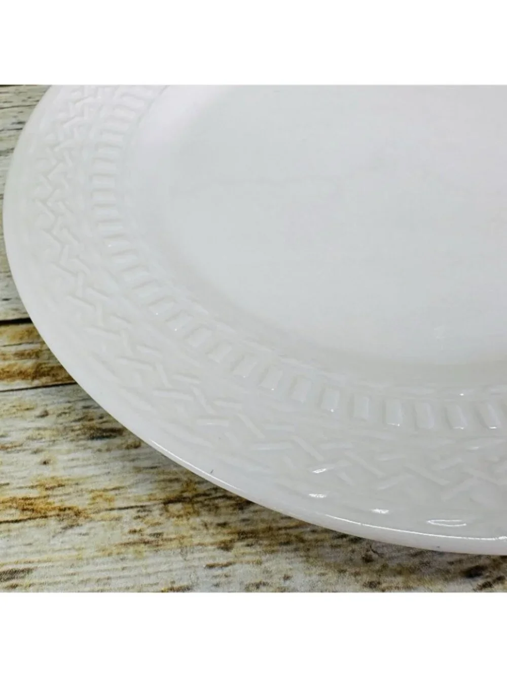 Livingquarters LIQ10 White Embossed Basketweave Lines 7.75